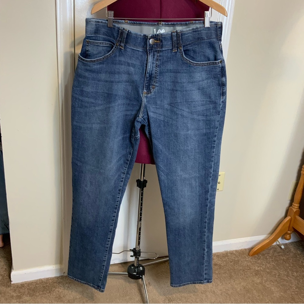 Like New Lee Men’s Straight Taper Dark Wash Blue Jeans